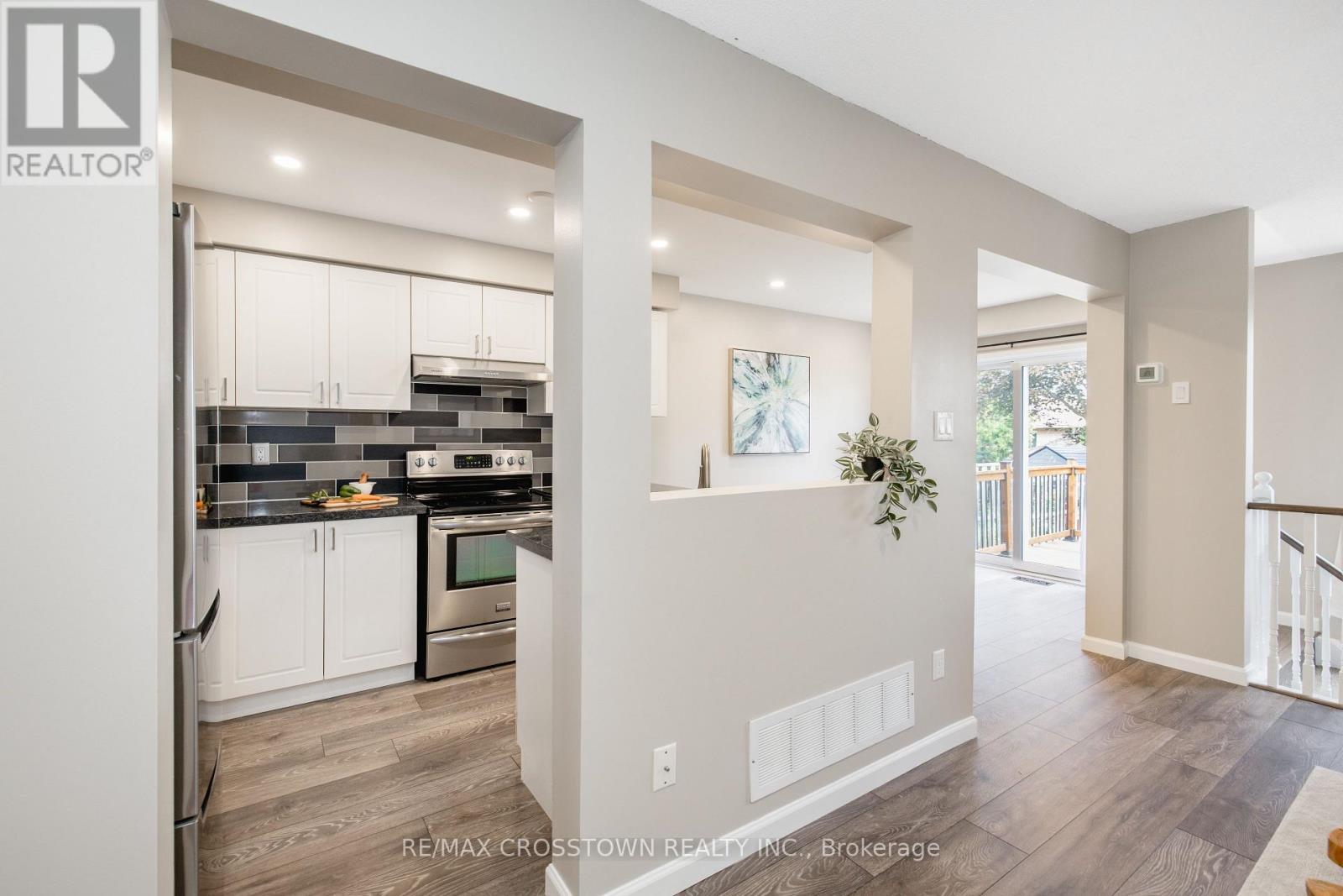92 Cunningham Drive, Barrie, ON - Indoor Photo Showing Kitchen