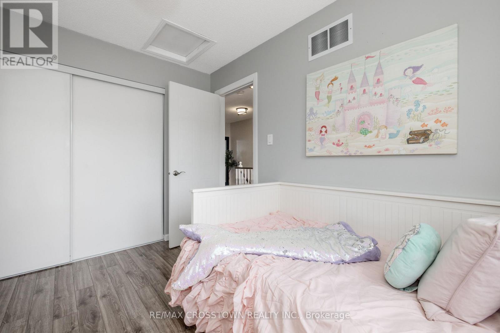 92 Cunningham Drive, Barrie, ON - Indoor Photo Showing Bedroom