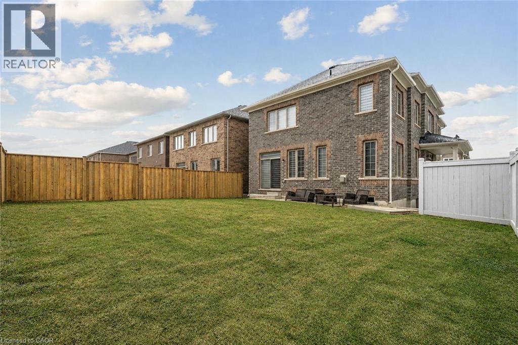 Expansive green lawn with wood privacy fencing and white vinyl fencing - 525 Red Elm Road, Shelburne, ON - Outdoor