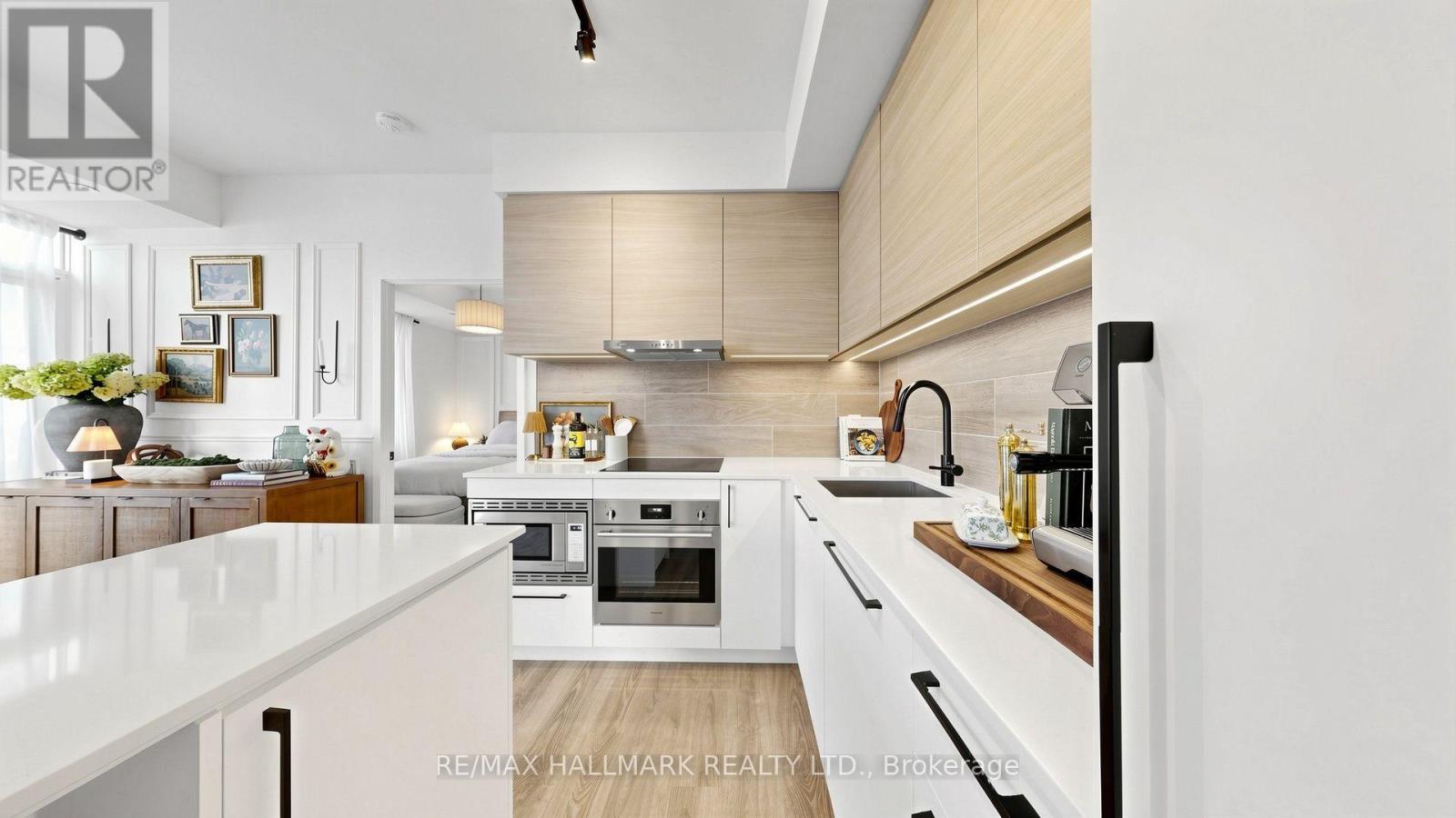823 - 1050 Eastern Avenue, Toronto, ON - Indoor Photo Showing Kitchen With Upgraded Kitchen