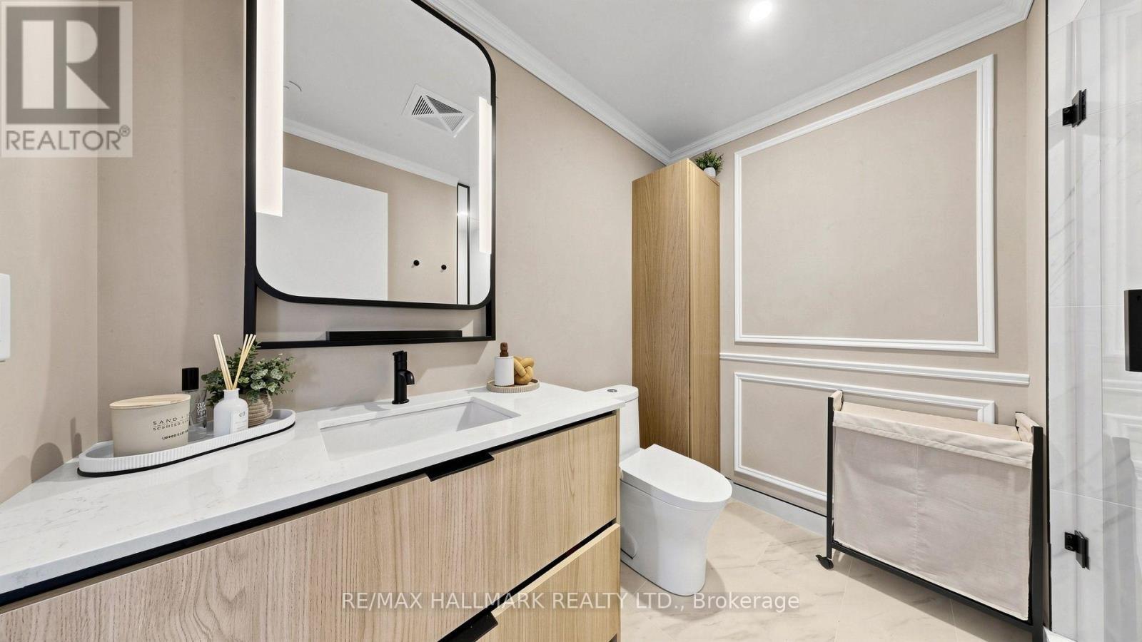 823 - 1050 Eastern Avenue, Toronto, ON - Indoor Photo Showing Bathroom