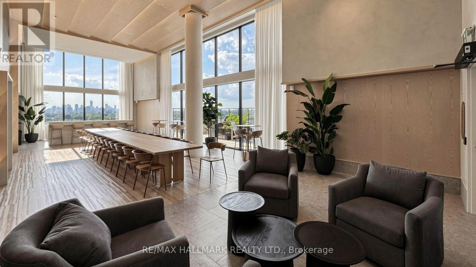823 - 1050 Eastern Avenue, Toronto, ON - Indoor Photo Showing Living Room