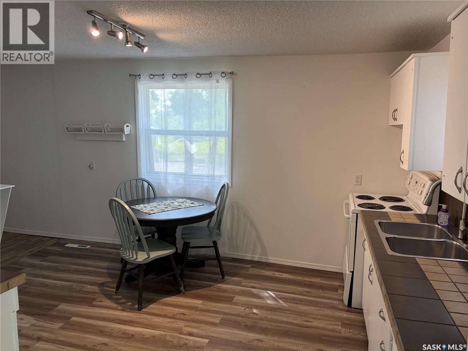 301 1St Avenue Se, Wadena, SK - Indoor