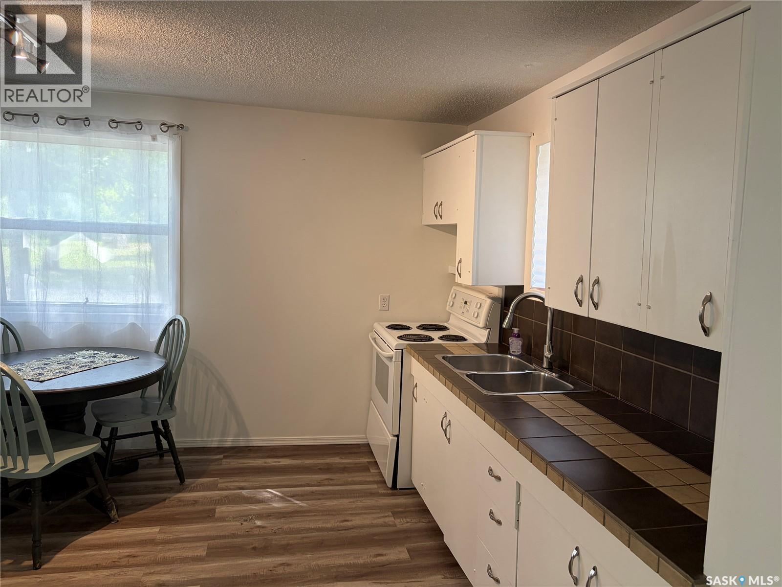 301 1St Avenue Se, Wadena, SK - Indoor Photo Showing Kitchen With Double Sink