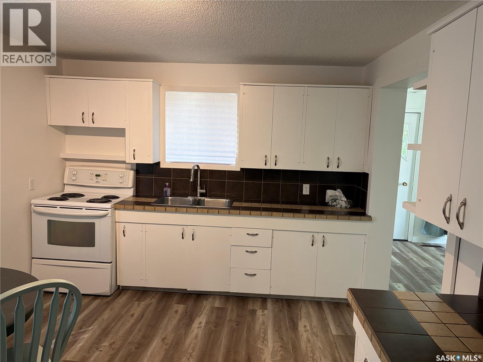 301 1St Avenue Se, Wadena, SK - Indoor Photo Showing Kitchen With Double Sink