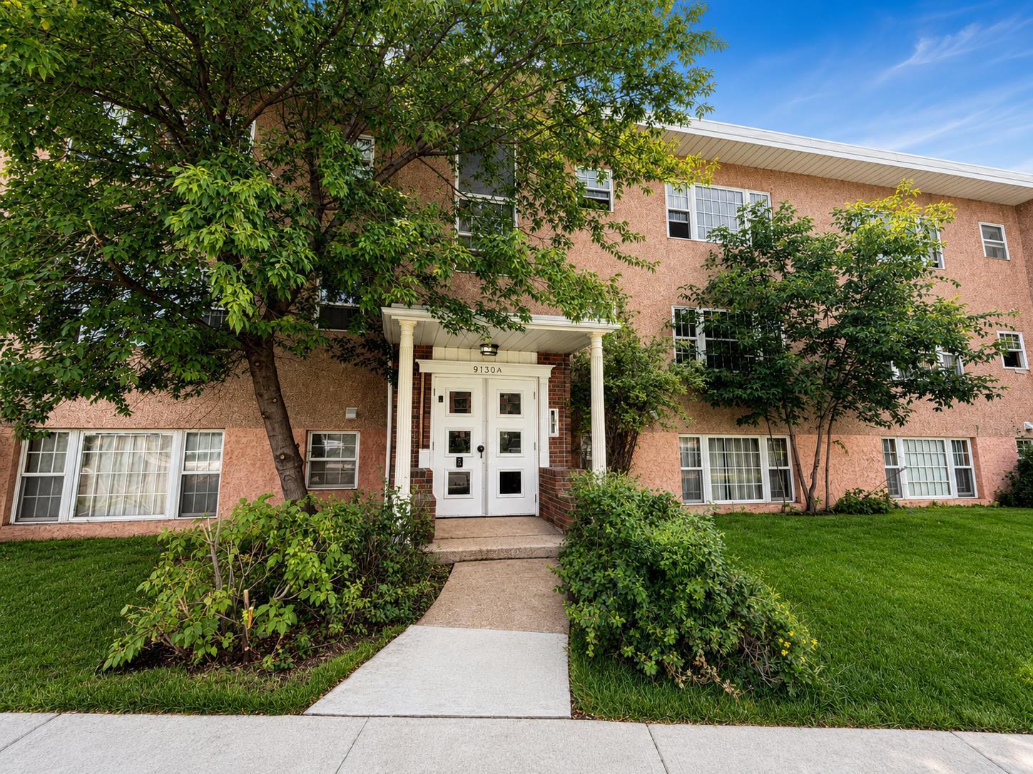 9130 Jasper Ave Nw, Edmonton, AB - Outdoor