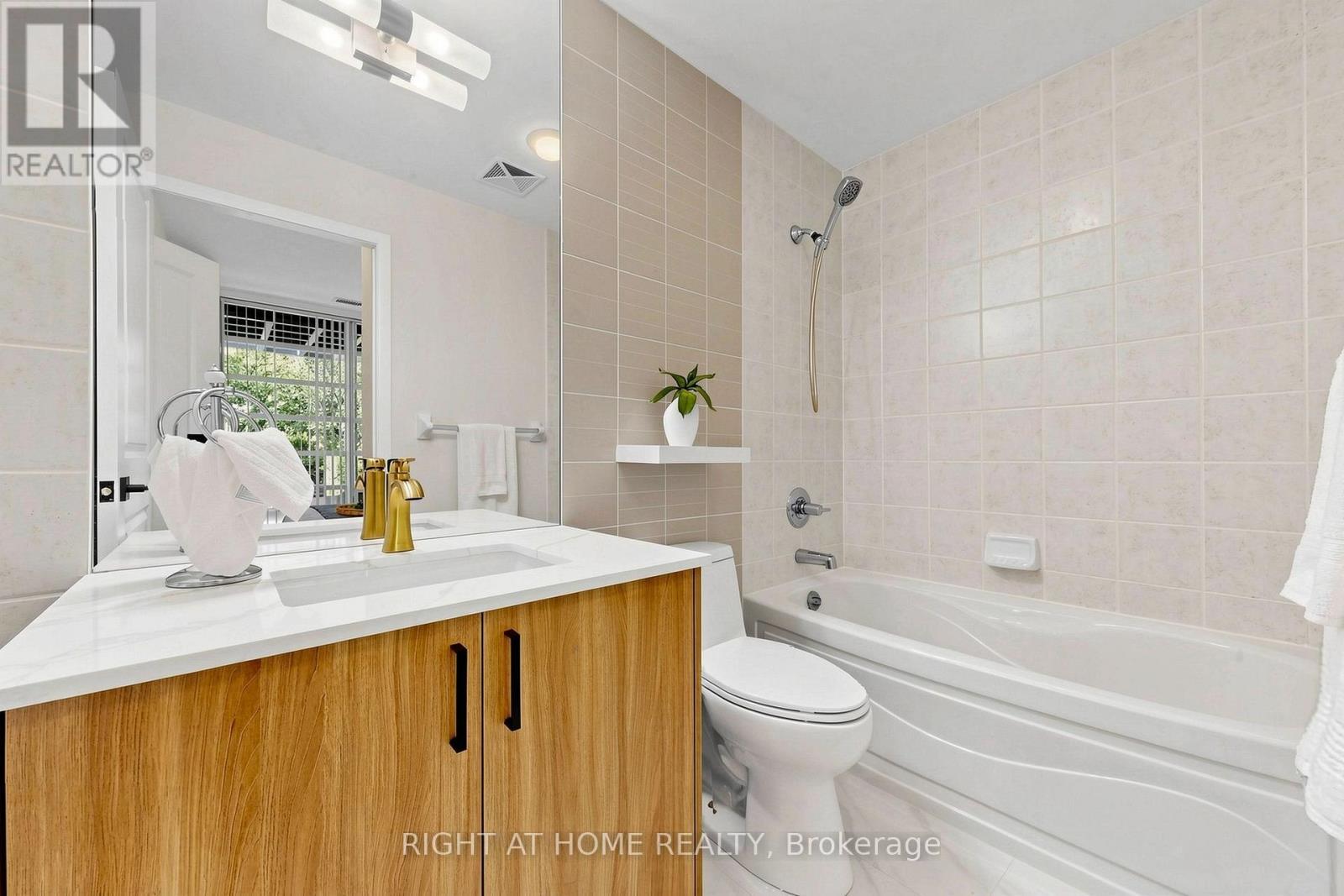 109 - 225 Sherway Gardens Road, Toronto, ON - Indoor Photo Showing Bathroom