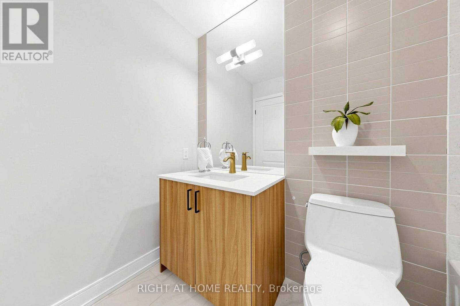 109 - 225 Sherway Gardens Road, Toronto, ON - Indoor Photo Showing Bathroom