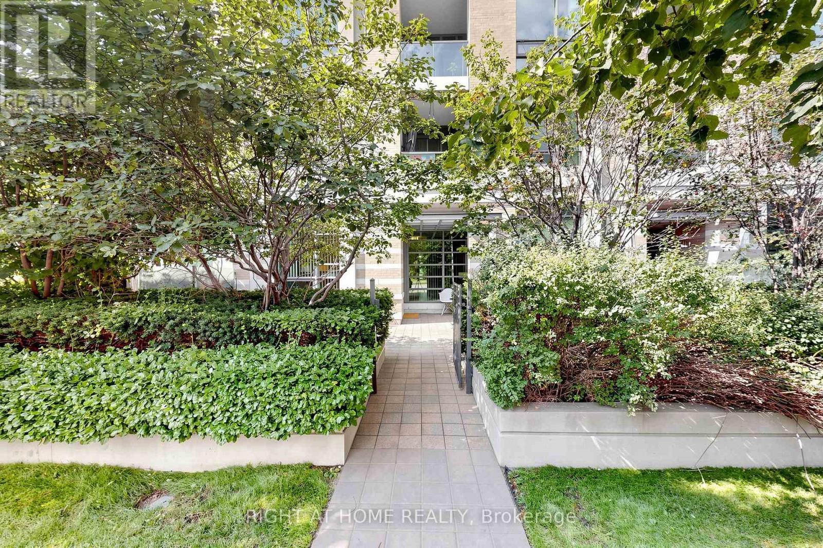 Private entranc - 109 - 225 Sherway Gardens Road, Toronto, ON - Outdoor