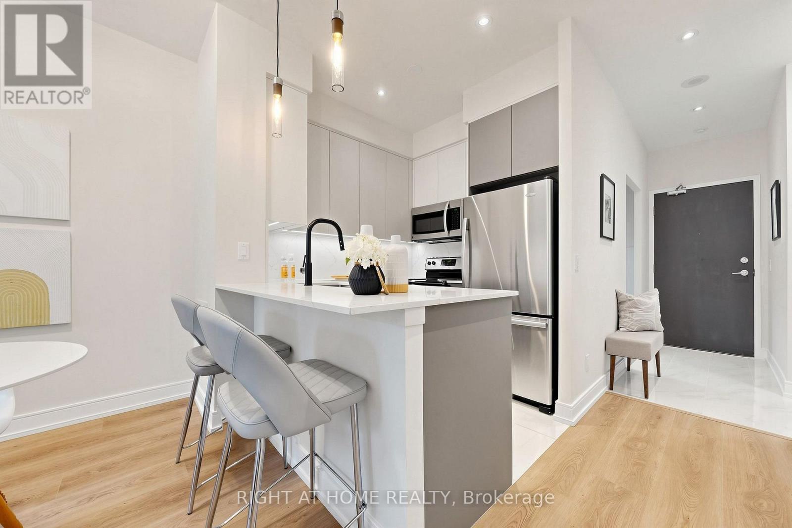 109 - 225 Sherway Gardens Road, Toronto, ON - Indoor Photo Showing Kitchen With Upgraded Kitchen
