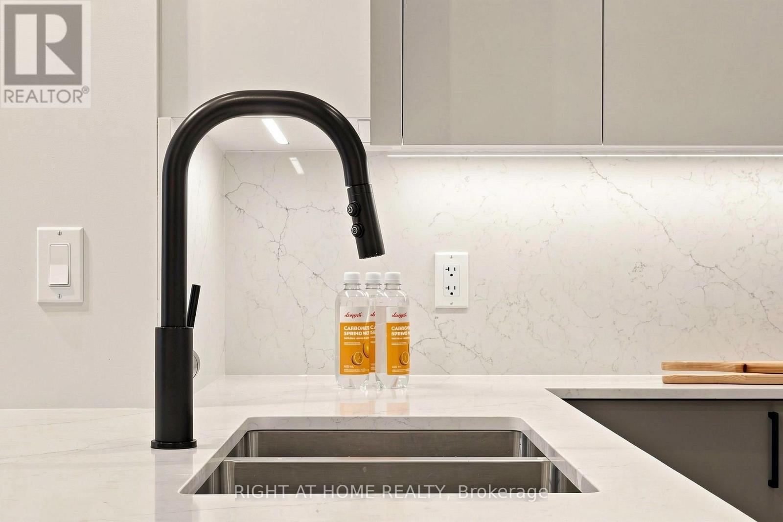 109 - 225 Sherway Gardens Road, Toronto, ON - Indoor Photo Showing Kitchen With Double Sink