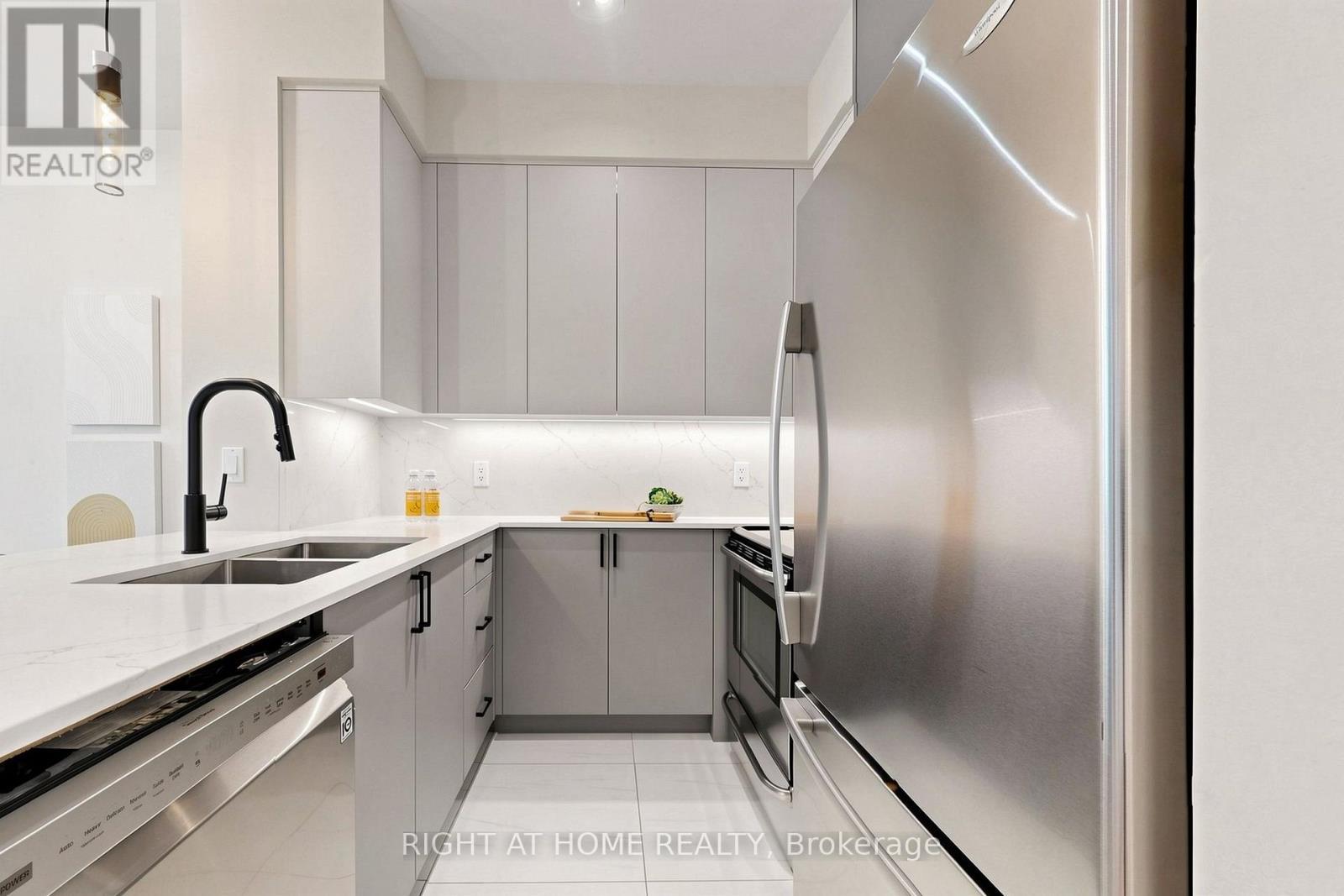 109 - 225 Sherway Gardens Road, Toronto, ON - Indoor Photo Showing Kitchen With Double Sink With Upgraded Kitchen