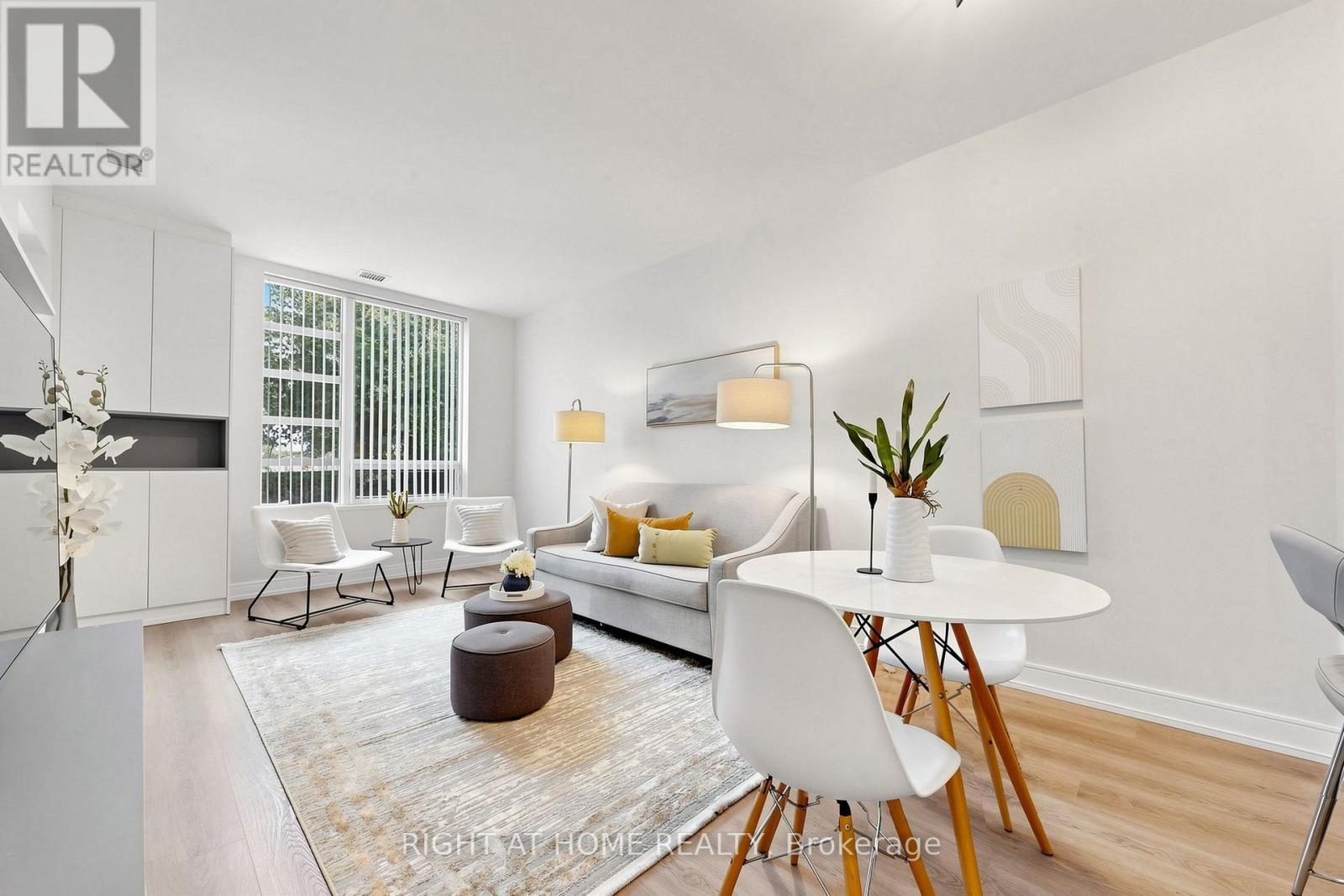 109 - 225 Sherway Gardens Road, Toronto, ON - Indoor Photo Showing Living Room