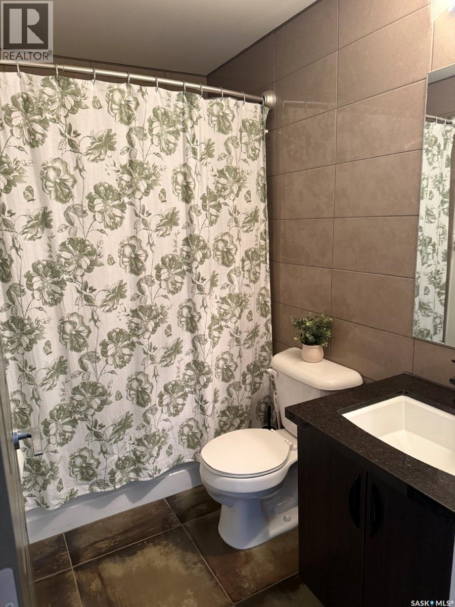 305 721 8Th Street E, Saskatoon, SK - Indoor Photo Showing Bathroom