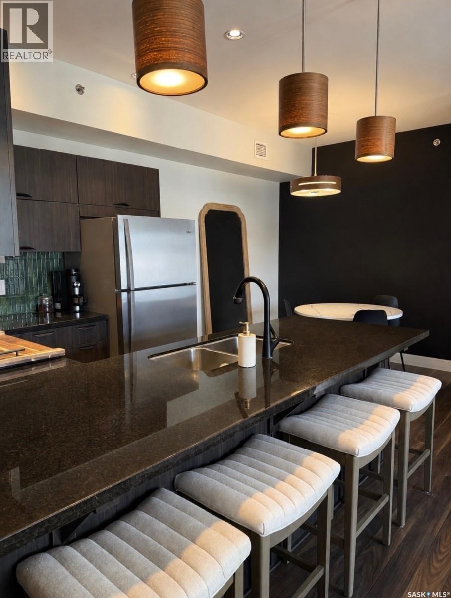 305 721 8Th Street E, Saskatoon, SK - Indoor Photo Showing Kitchen With Double Sink