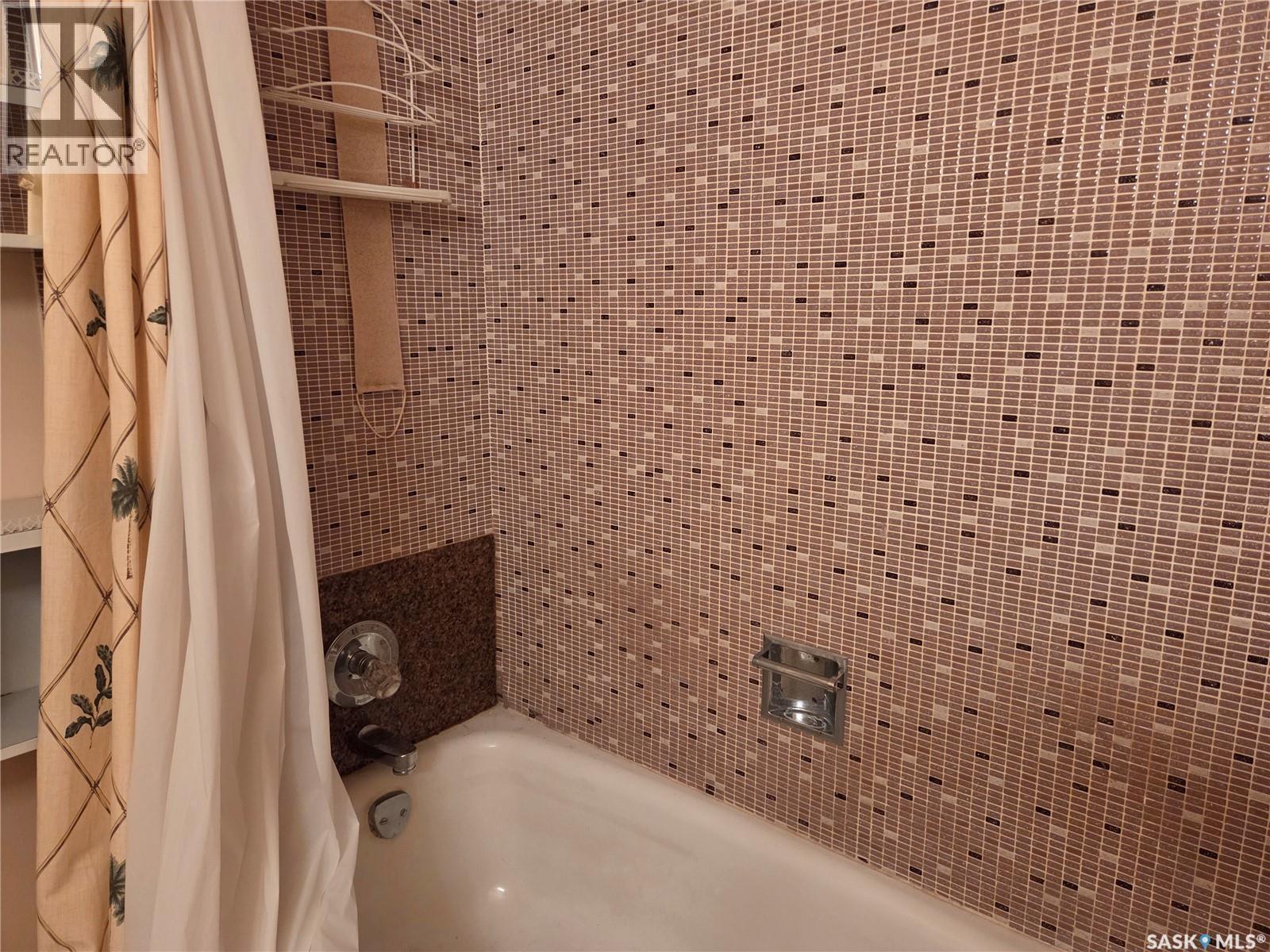 400 Cornwall Street, Regina, SK - Indoor Photo Showing Bathroom