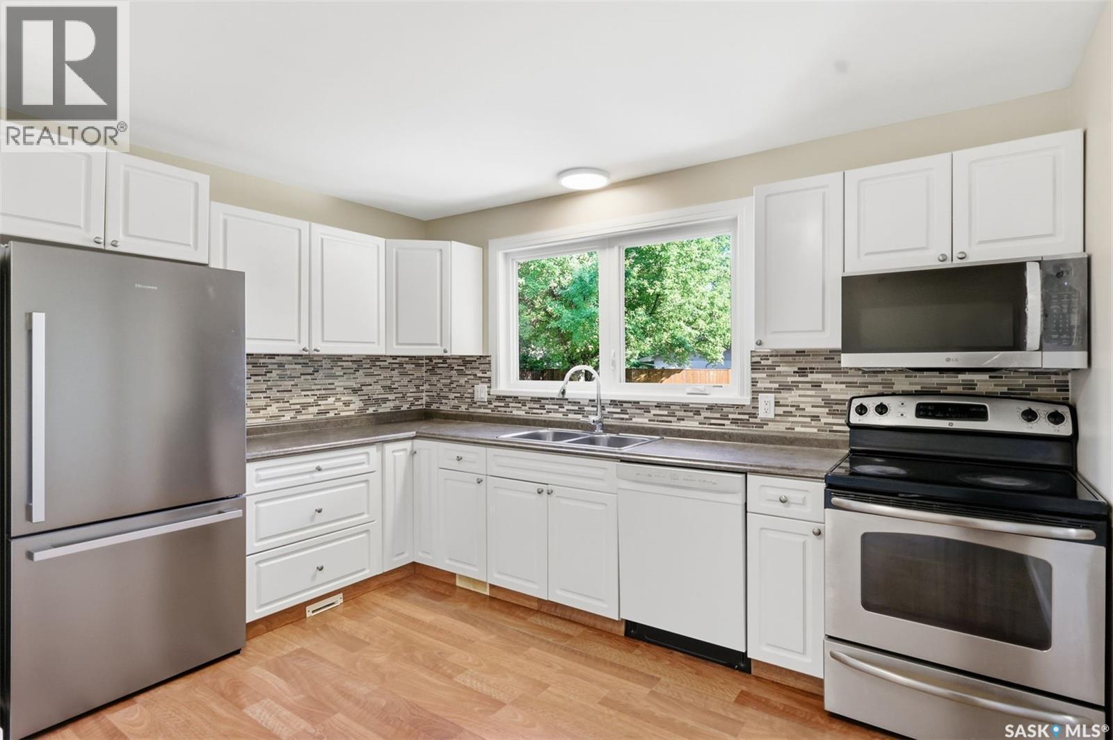 229 Anderson Crescent, Saskatoon, SK - Indoor Photo Showing Kitchen With Double Sink