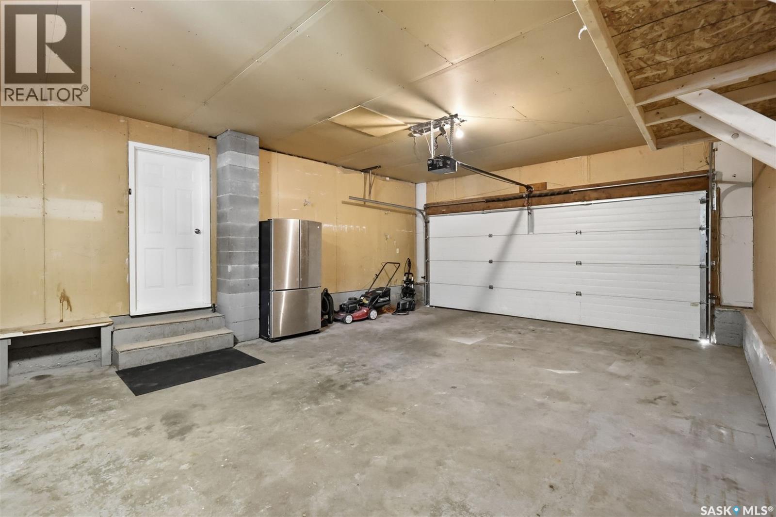 229 Anderson Crescent, Saskatoon, SK - Indoor Photo Showing Garage