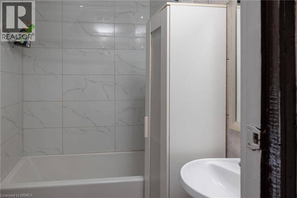 99 West Street, Brantford, ON - Indoor Photo Showing Bathroom