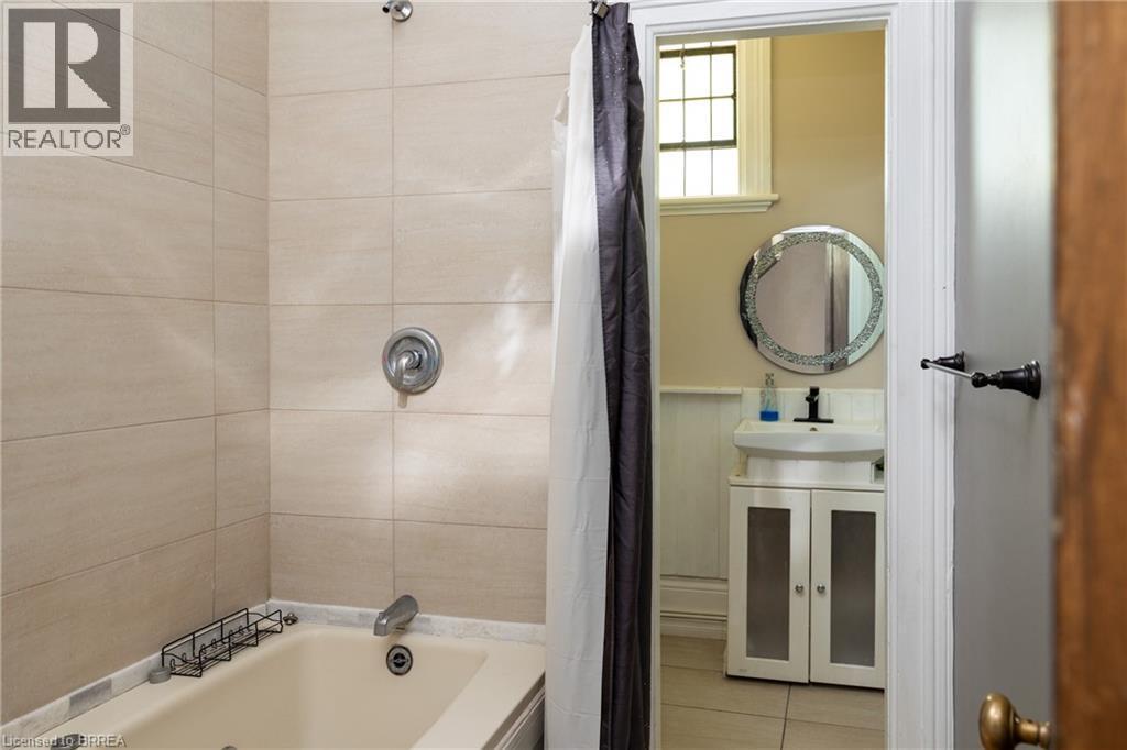99 West Street, Brantford, ON - Indoor Photo Showing Bathroom