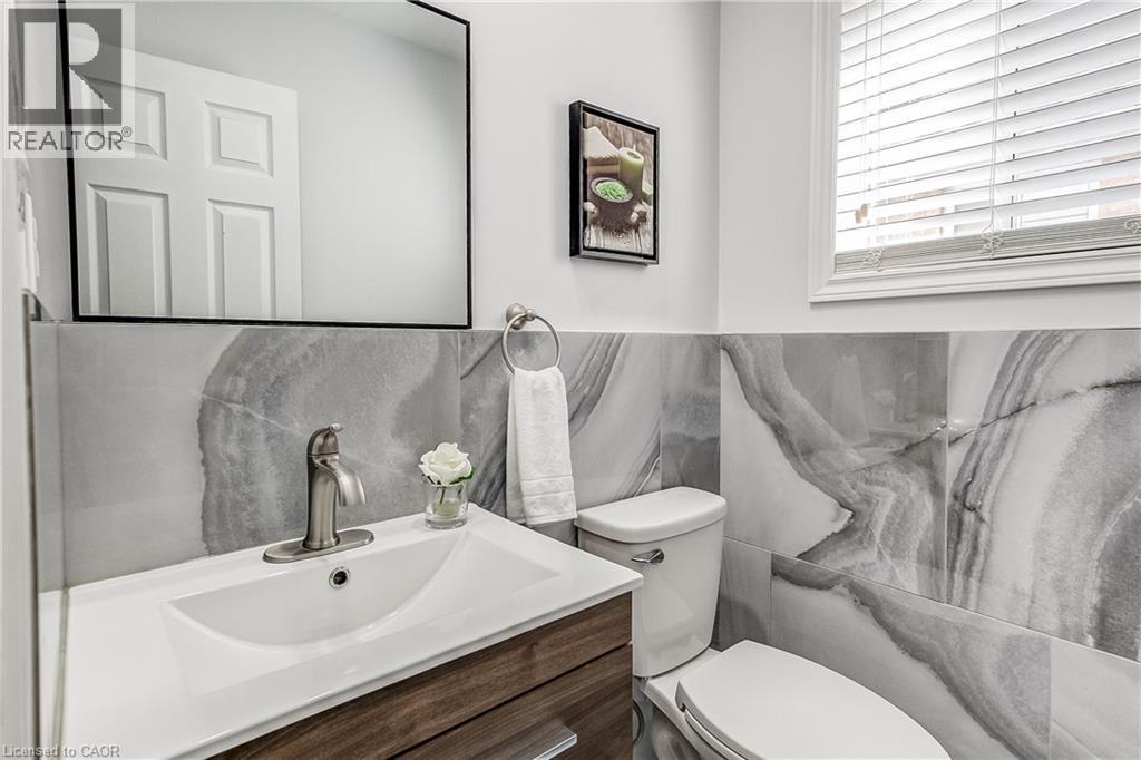 357 Acadia Drive, Hamilton, ON - Indoor Photo Showing Bathroom