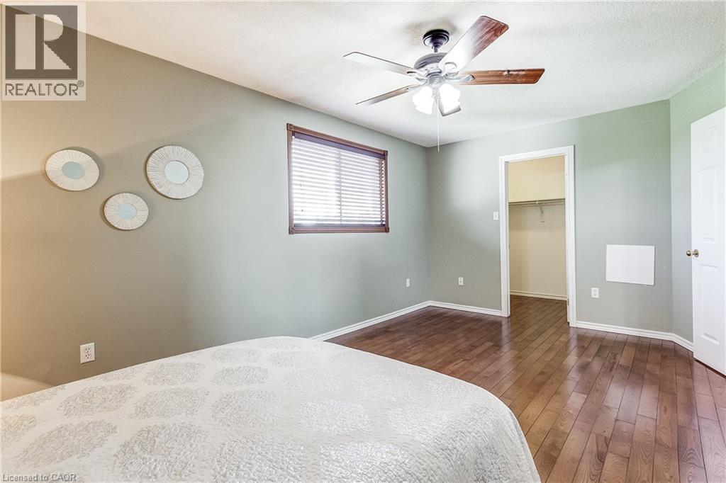 357 Acadia Drive, Hamilton, ON - Indoor Photo Showing Bedroom