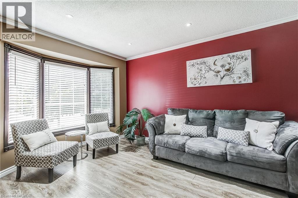 357 Acadia Drive, Hamilton, ON - Indoor Photo Showing Living Room