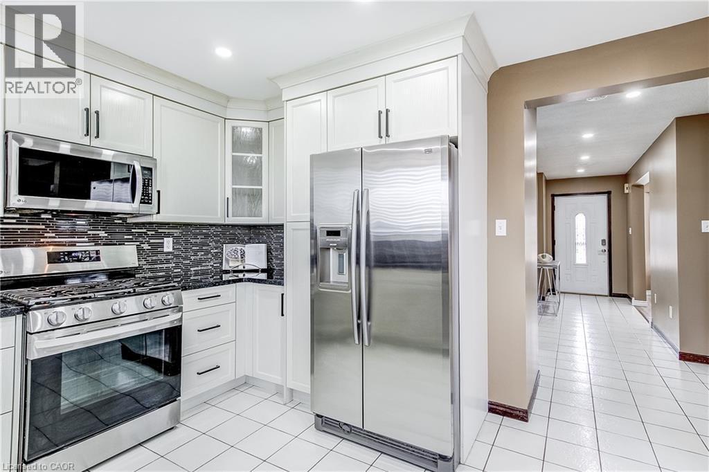 357 Acadia Drive, Hamilton, ON - Indoor Photo Showing Kitchen With Stainless Steel Kitchen With Upgraded Kitchen