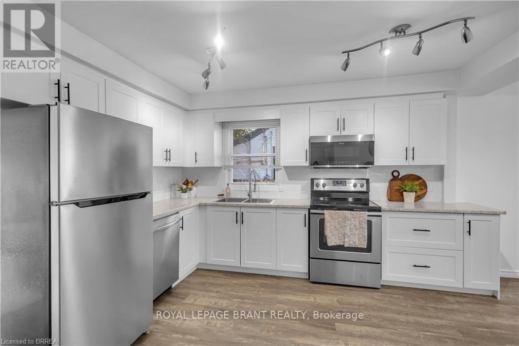 74 Eighth Avenue, Brantford, ON - Indoor Photo Showing Kitchen