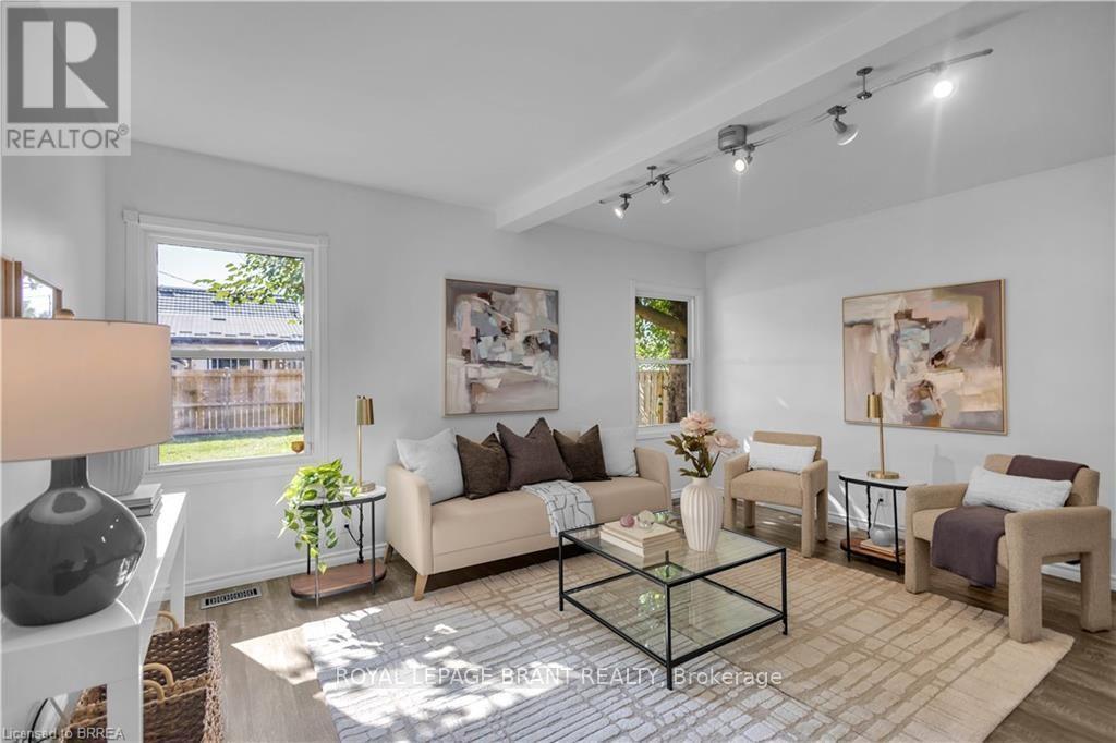 74 Eighth Avenue, Brantford, ON - Indoor Photo Showing Living Room