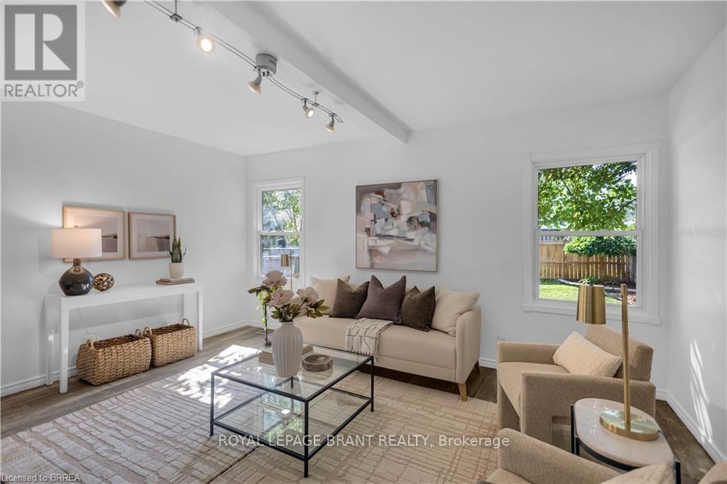 74 Eighth Avenue, Brantford, ON - Indoor Photo Showing Living Room
