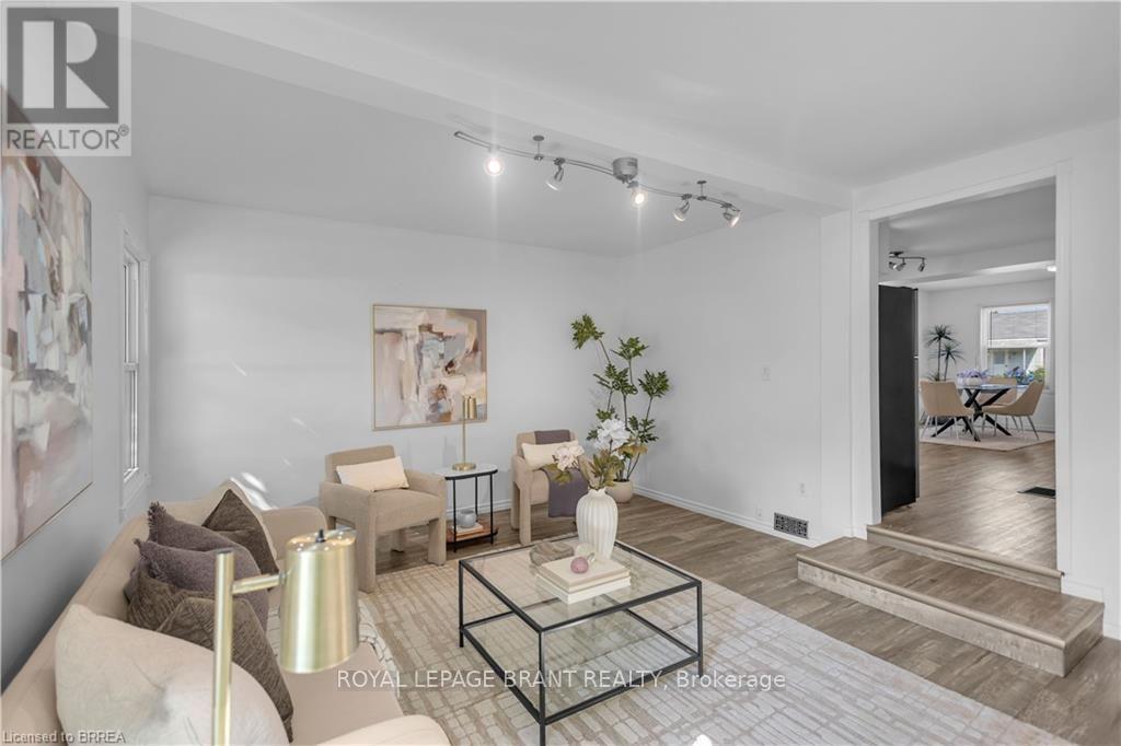 74 Eighth Avenue, Brantford, ON - Indoor Photo Showing Living Room