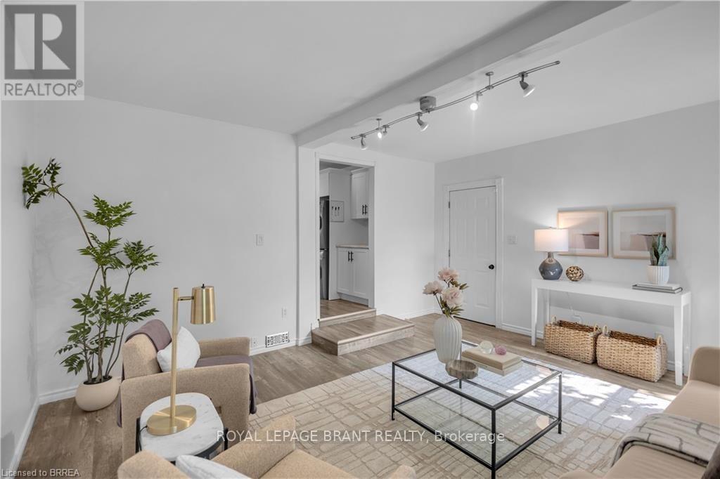 74 Eighth Avenue, Brantford, ON - Indoor Photo Showing Living Room