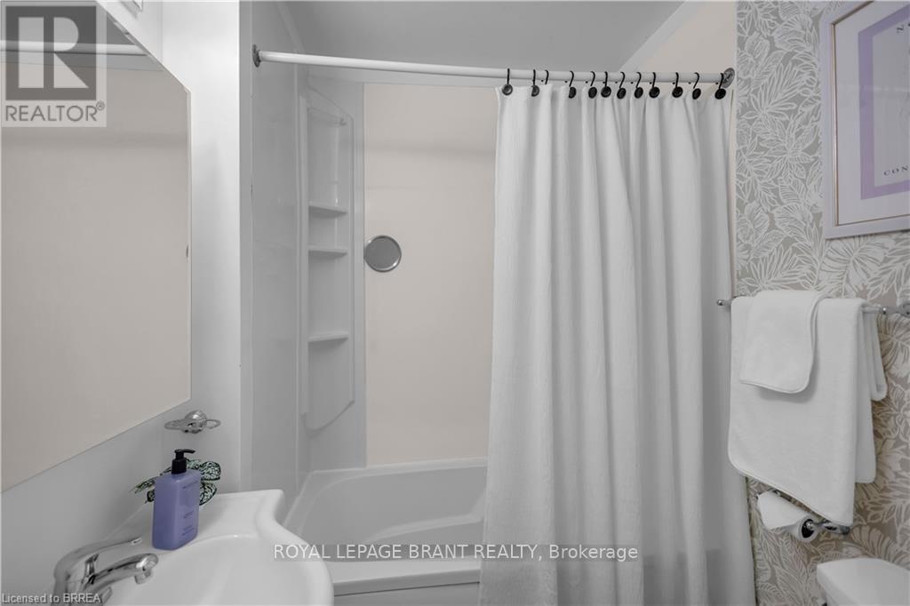 74 Eighth Avenue, Brantford, ON - Indoor Photo Showing Bathroom