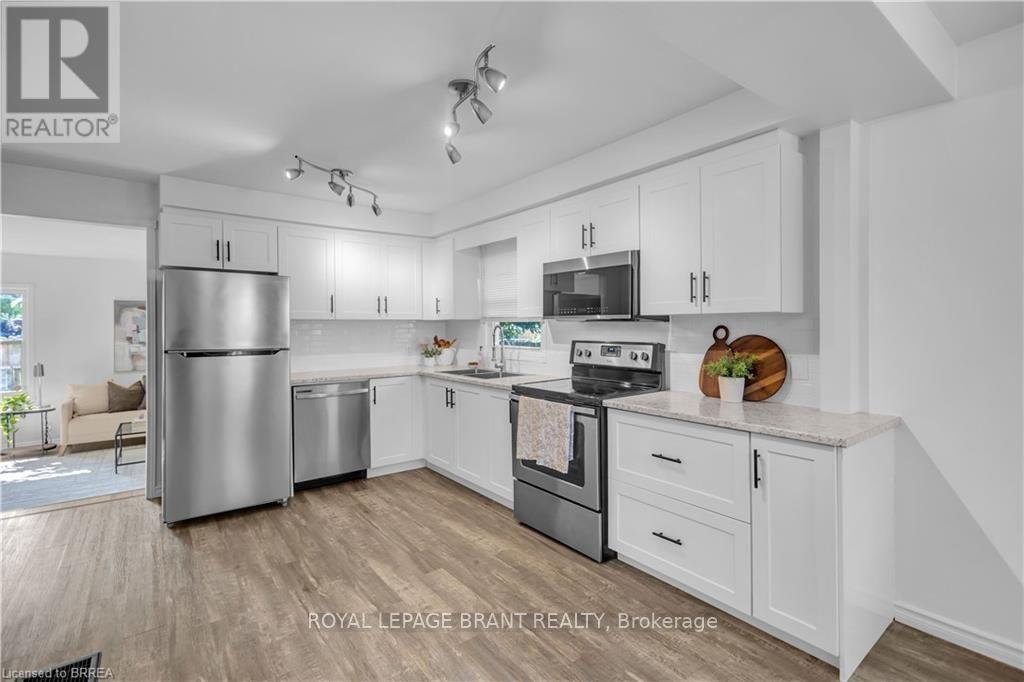 74 Eighth Avenue, Brantford, ON - Indoor Photo Showing Kitchen