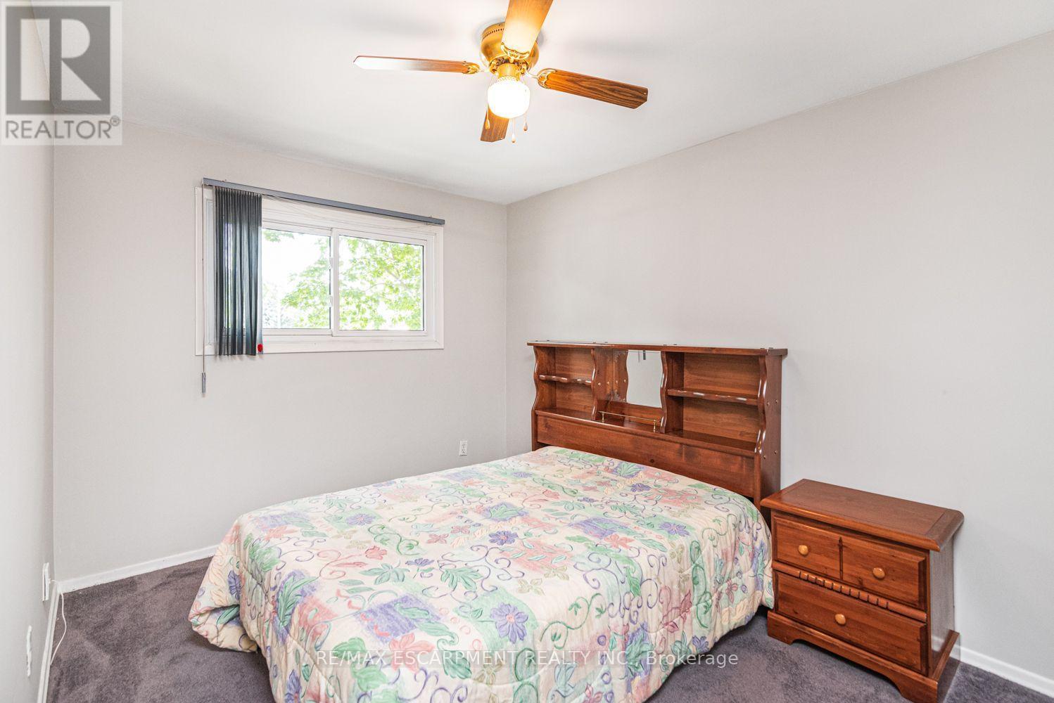 28 Riverdale Drive, Hamilton, ON - Indoor Photo Showing Bedroom
