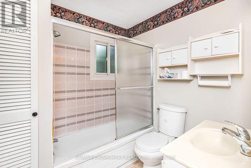 28 Riverdale Drive, Hamilton, ON - Indoor Photo Showing Bathroom