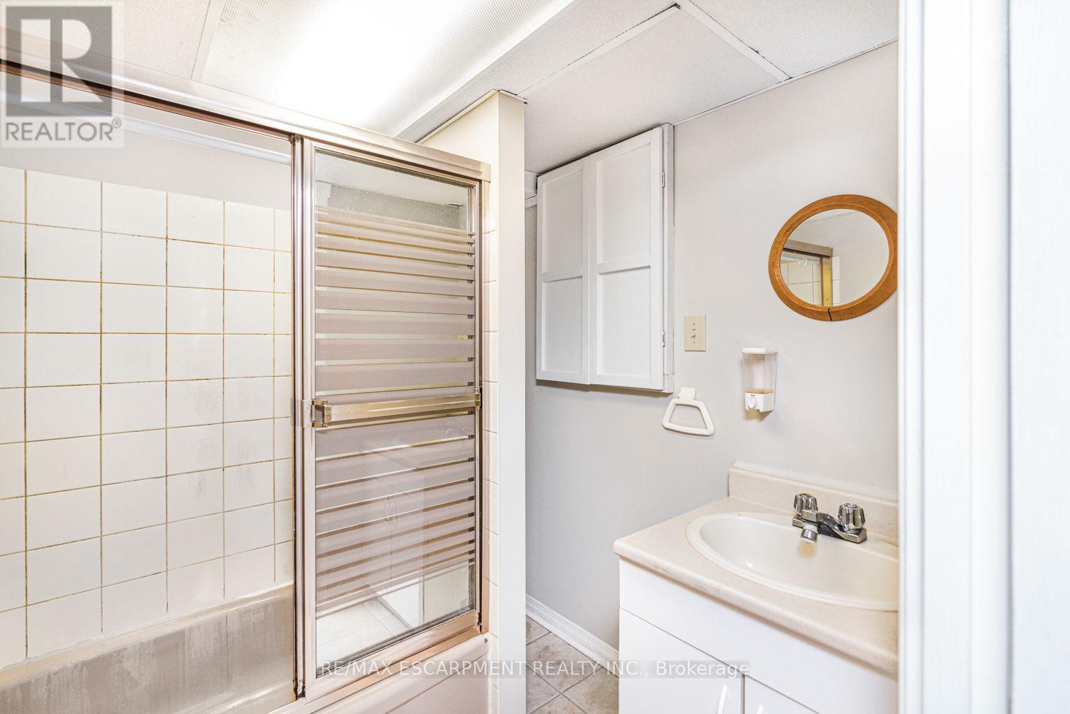 28 Riverdale Drive, Hamilton, ON - Indoor Photo Showing Bathroom