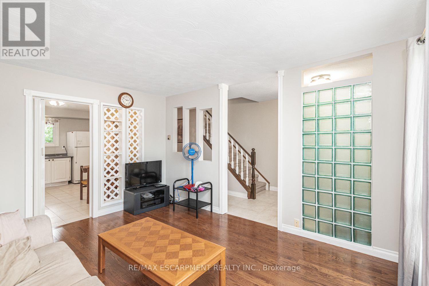 28 Riverdale Drive, Hamilton, ON - Indoor Photo Showing Living Room