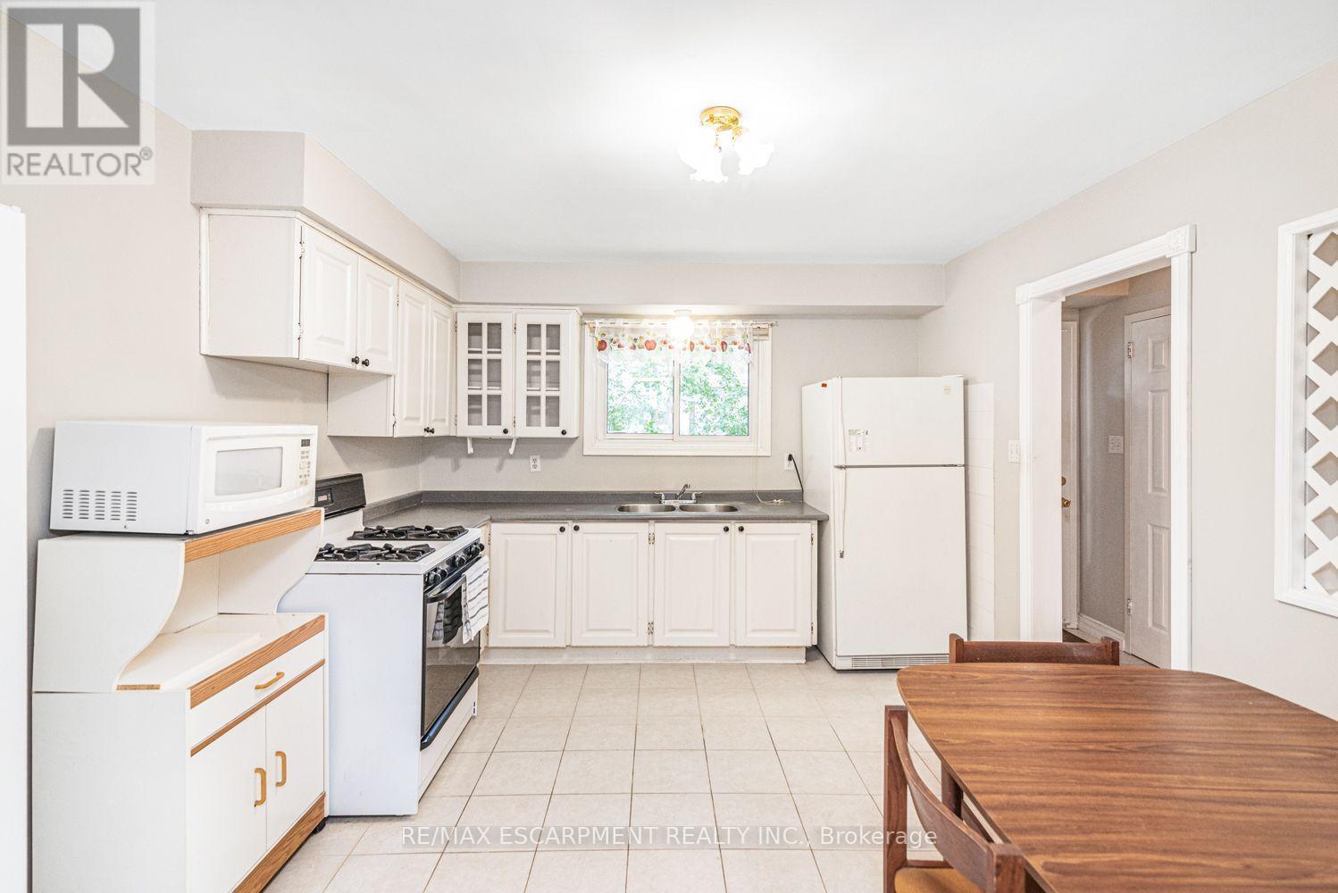 28 Riverdale Drive, Hamilton, ON - Indoor Photo Showing Kitchen With Double Sink