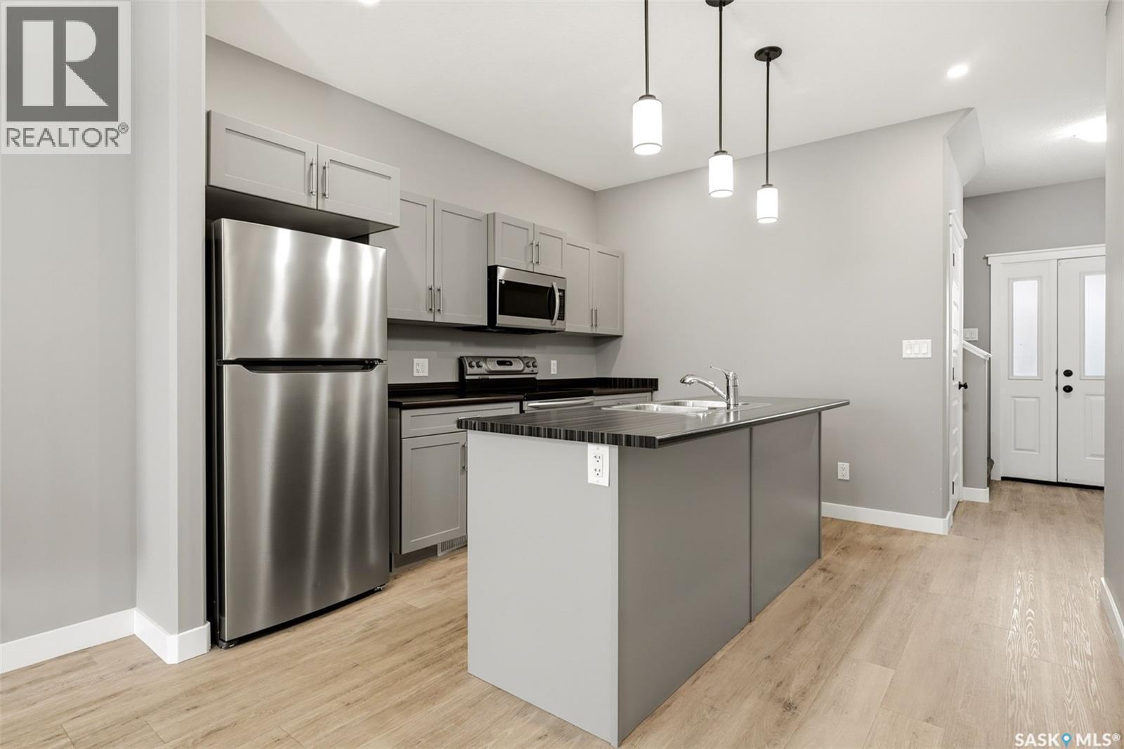 5 3960 7Th Avenue E, Regina, SK - Indoor Photo Showing Kitchen With Upgraded Kitchen