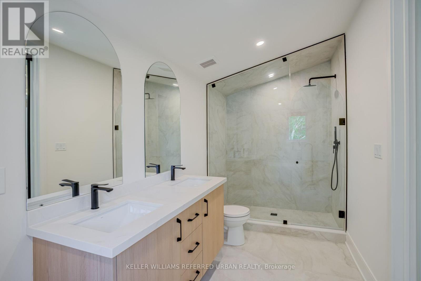 37 Wesley Avenue, Mississauga, ON - Indoor Photo Showing Bathroom
