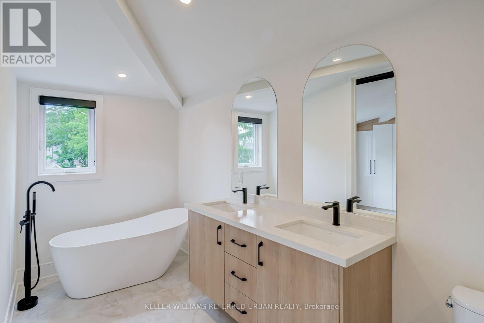 37 Wesley Avenue, Mississauga, ON - Indoor Photo Showing Bathroom