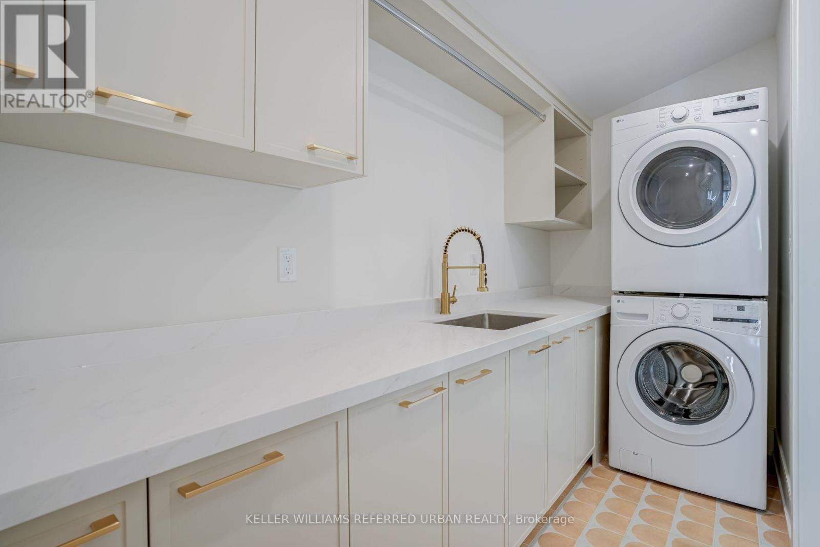 37 Wesley Avenue, Mississauga, ON - Indoor Photo Showing Laundry Room