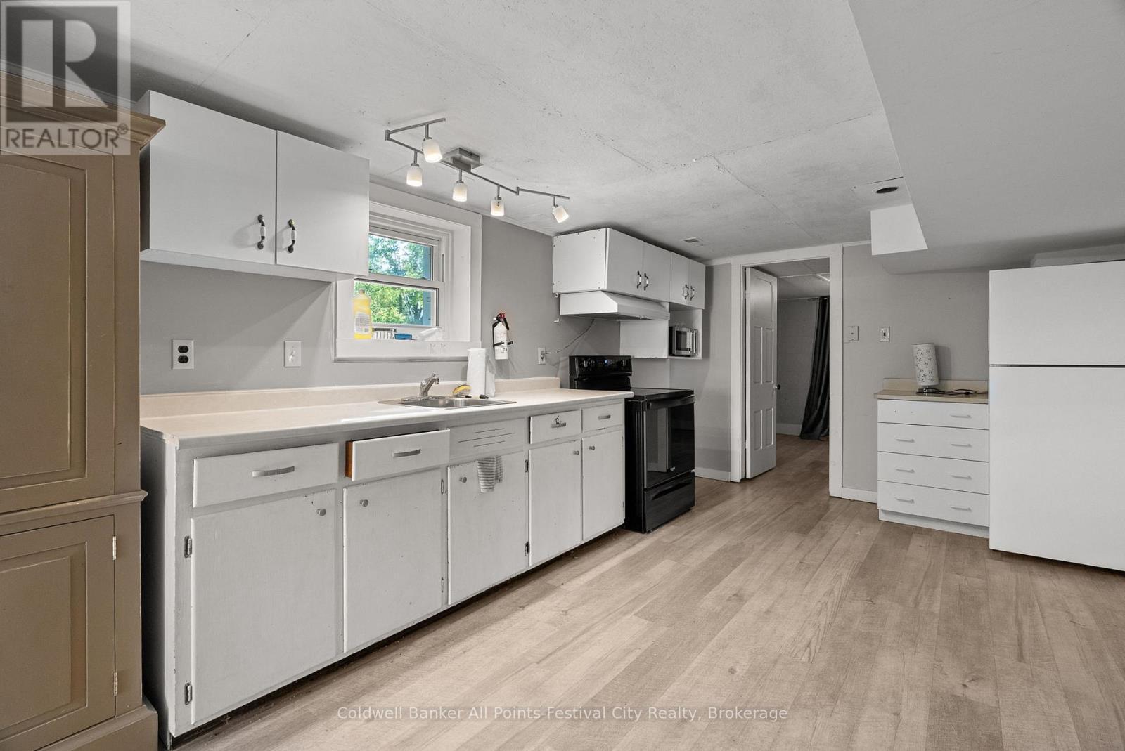 36404B Huron Road, Central Huron (Goderich), ON - Indoor Photo Showing Kitchen