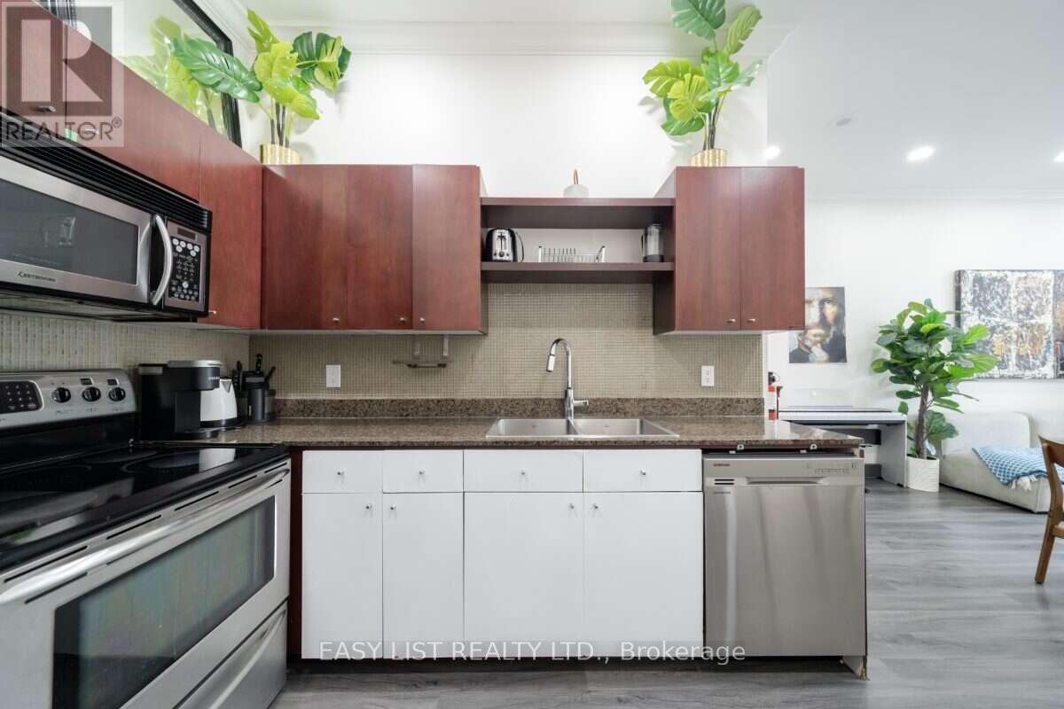 101 - 373 Front Street W, Toronto, ON - Indoor Photo Showing Kitchen With Double Sink