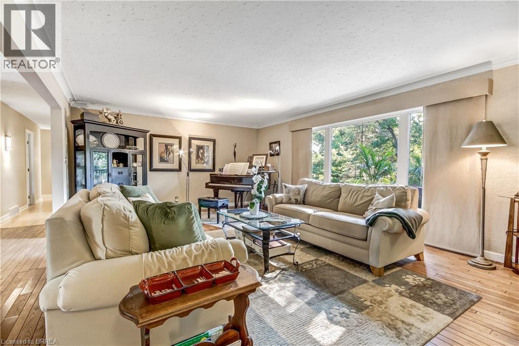 19 Oakley Road, Brantford, ON - Indoor Photo Showing Living Room