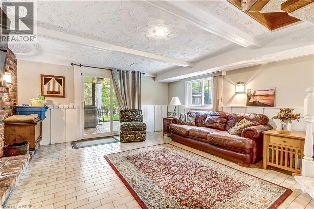 19 Oakley Road, Brantford, ON - Indoor Photo Showing Living Room