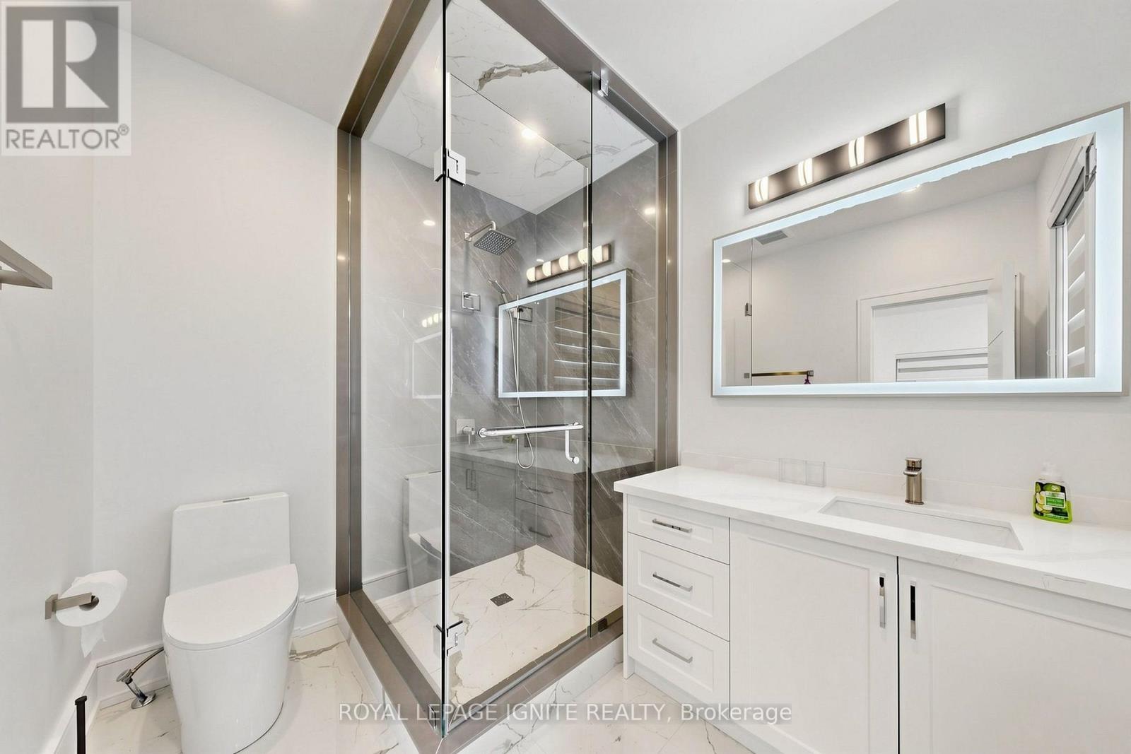 26 Devondale Avenue, Toronto, ON - Indoor Photo Showing Bathroom