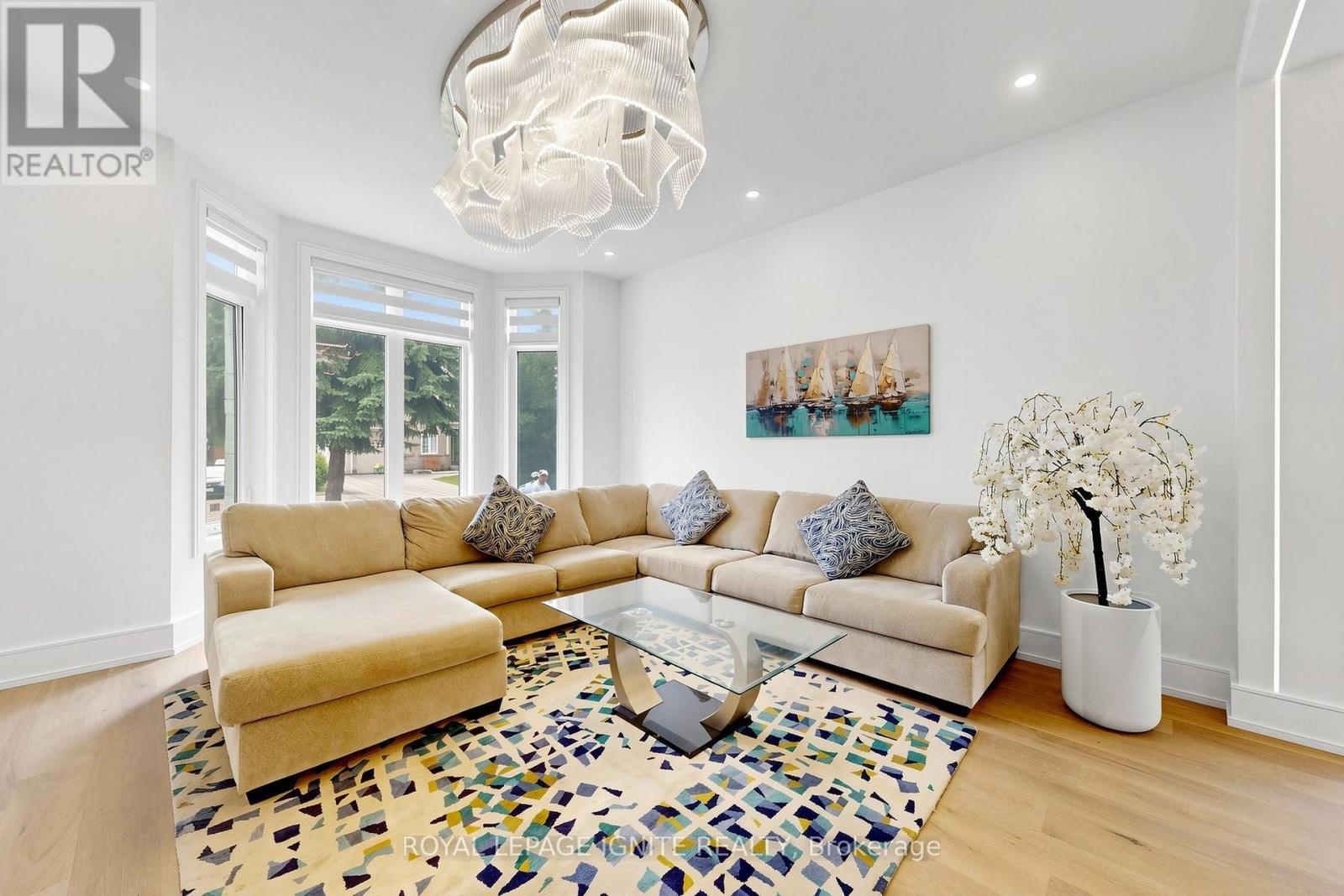26 Devondale Avenue, Toronto, ON - Indoor Photo Showing Living Room